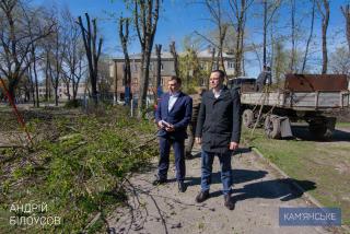 У Кам’янському прибрали двори і ліквідують стихійні звалища